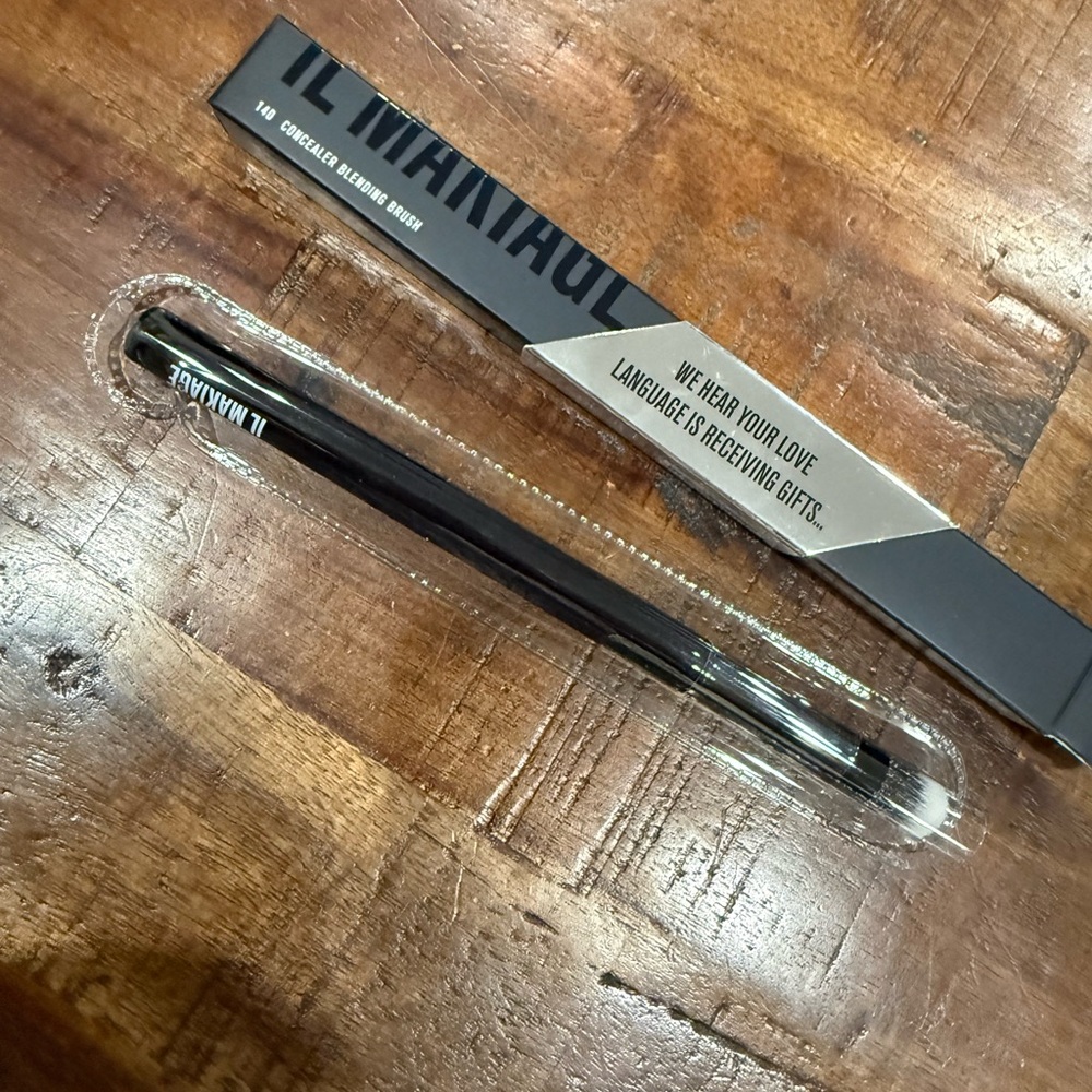 IL MAKIAGE Black and Silver Makeup Brush